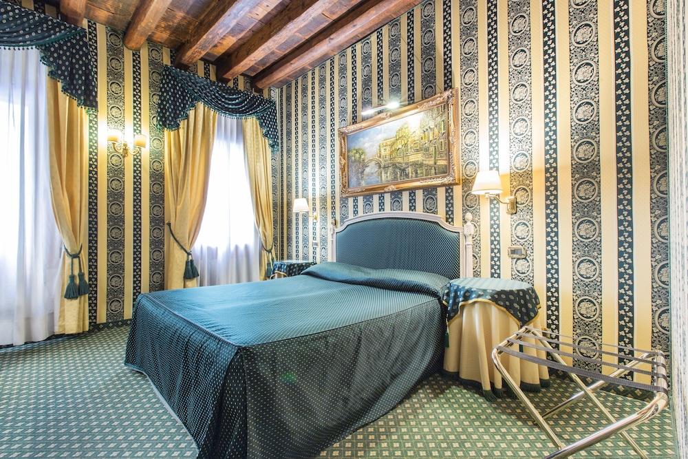 Relais Piazza San Marco 3*